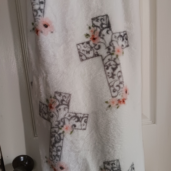 Plush throw. Floral crosses. 50"x70" - Picture 4 of 4